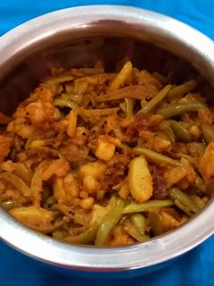ટીંડોળા બટાકા નું શાક (Tindora Bataka Shak Recipe In Gujarati) રેસીપી મુખ્ય ફોટો