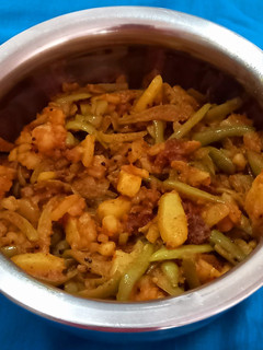 ટીંડોળા બટાકા નું શાક (Tindora Bataka Shak Recipe In Gujarati) રેસીપી મુખ્ય ફોટો