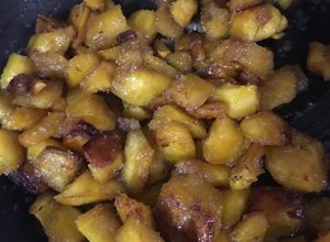 Una foto de Cubos de plátano maduro con azúcar y canela