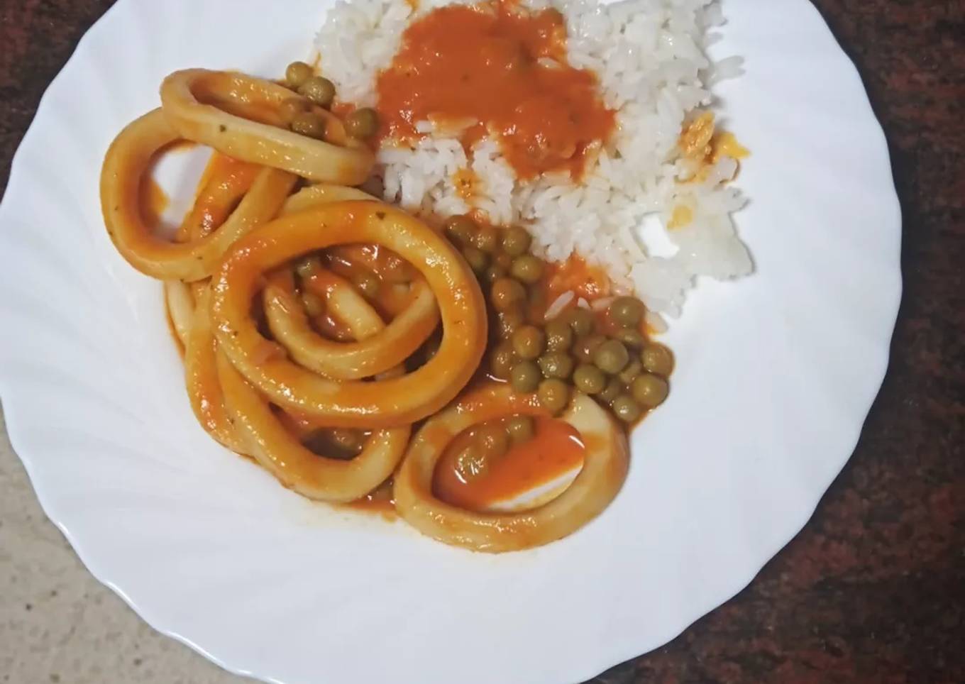 Calamares en salsa con arroz blanco y guisantes