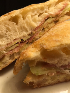 Una foto de Cena rápida: bocadillo de jamón, alficoz y allioli