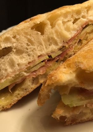 Una foto de Cena rápida: bocadillo de jamón, alficoz y allioli