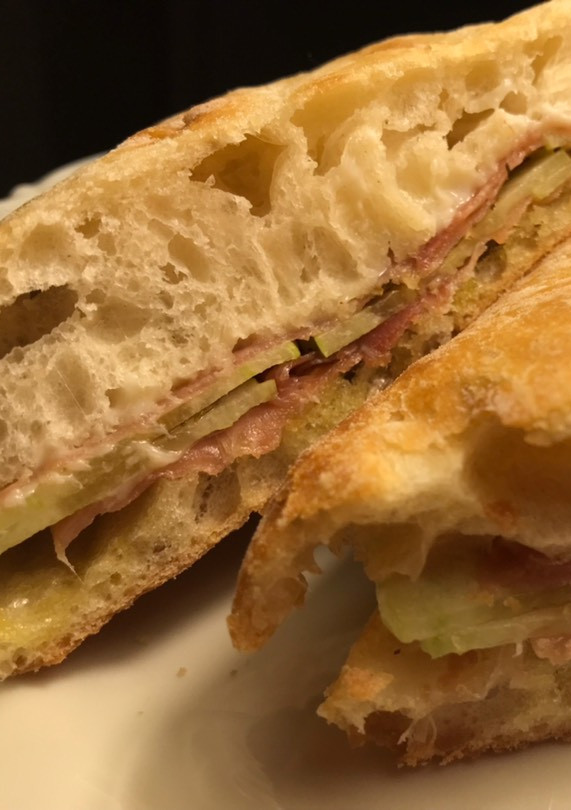 Una foto de Cena rápida: bocadillo de jamón, alficoz y allioli