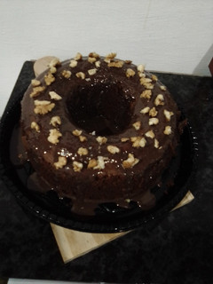 Foto de Bolo de chocolate com brigadeiro e nozes