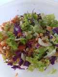 Ensalada colorida de repollo morado, lechuga, tomate, pepino, zanahoria y garbanzos