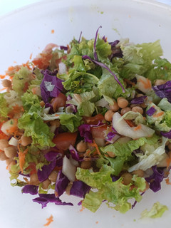 Una foto de Ensalada colorida de repollo morado, lechuga, tomate, pepino, zanahoria y garbanzos