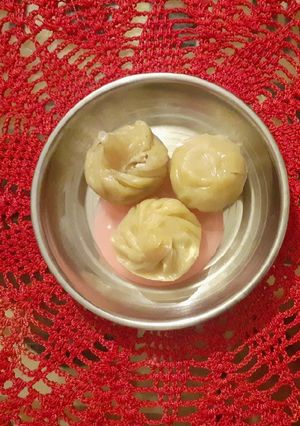 સ્વીટ કોકોનટ મોમોઝ(Sweet Coconut Momos recipe in Gujarati) રેસીપી મુખ્ય ફોટો