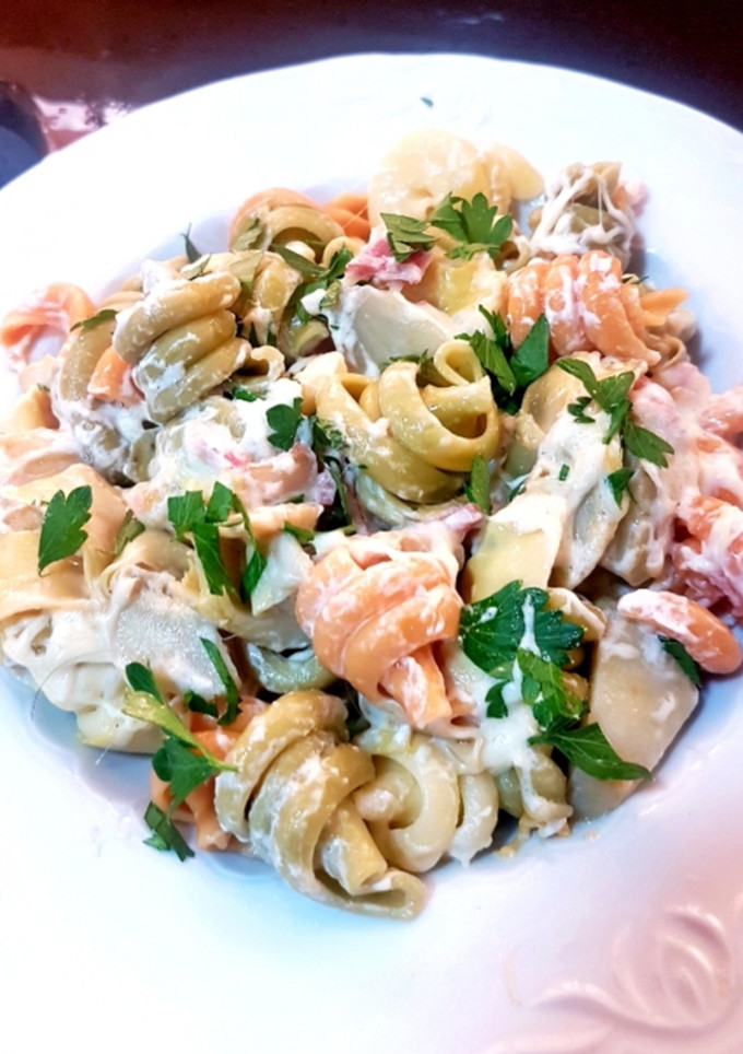 Una foto de Trottole tricolore con bacon y alcachofas a la crema