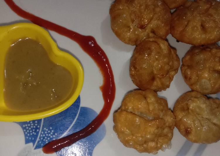 Street style veg fried momos with red chutney