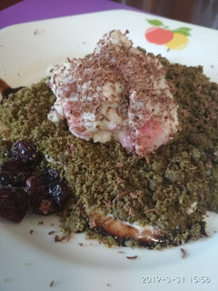 Una foto de Crema de mascarpone con chocolate y fresas, sobre crumble
