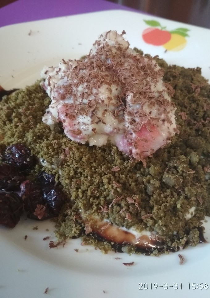 Una foto de Crema de mascarpone con chocolate y fresas, sobre crumble