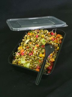 कॉर्न और मूंग स्प्राउट्स सलाद(corn aur moong sprouts salad recipe in hindi) रेसिपी मुख्य फोटो