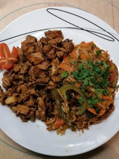 Zöldséges pirított tészta gombás csirkeraguval recept fotója