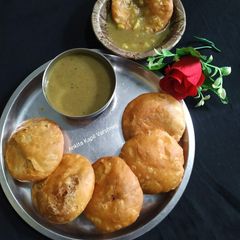 A picture of Khasta Kachori.