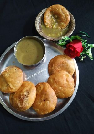 A picture of Khasta Kachori.