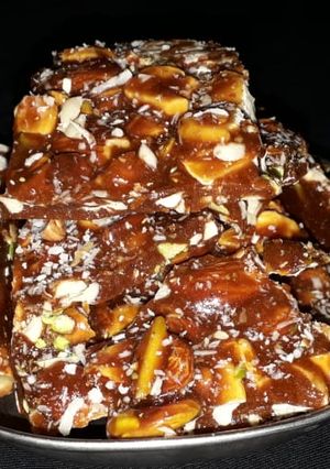 ડ્રાયફ્રૂટ ચિક્કી (Dryfruit Chikki Recipe in Gujarati) રેસીપી મુખ્ય ફોટો