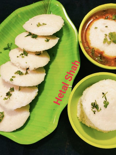सूजी चावल इडली सांबर (sooji chawal idli sambar recipe in Hindi) रेसिपी मुख्य फोटो