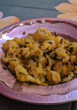 आलू और प्याज़ के सागे की सब्जी (aloo aur pyaz ke saag ki sabzi recipe in Hindi) रेसिपी मुख्य फोटो