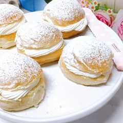 Una foto de Bollos de brioche con nata!