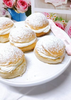 Una foto de Bollos de brioche con nata!