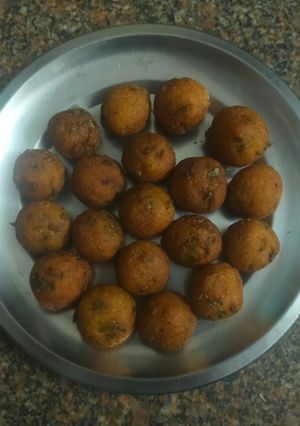ரவை உருளைகிழங்கு உருண்டை(rava potato bonda recipe in tamil) செய்முறை முக்கிய புகைப்படம்