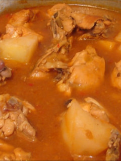 Una foto de Guisado de pollo con papas y zanahorias