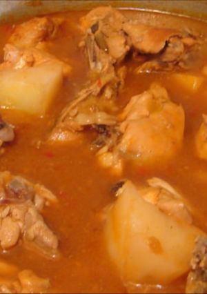 Una foto de Guisado de pollo con papas y zanahorias