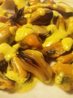 Una foto de Mejillones con mayonesa de cúrcuma