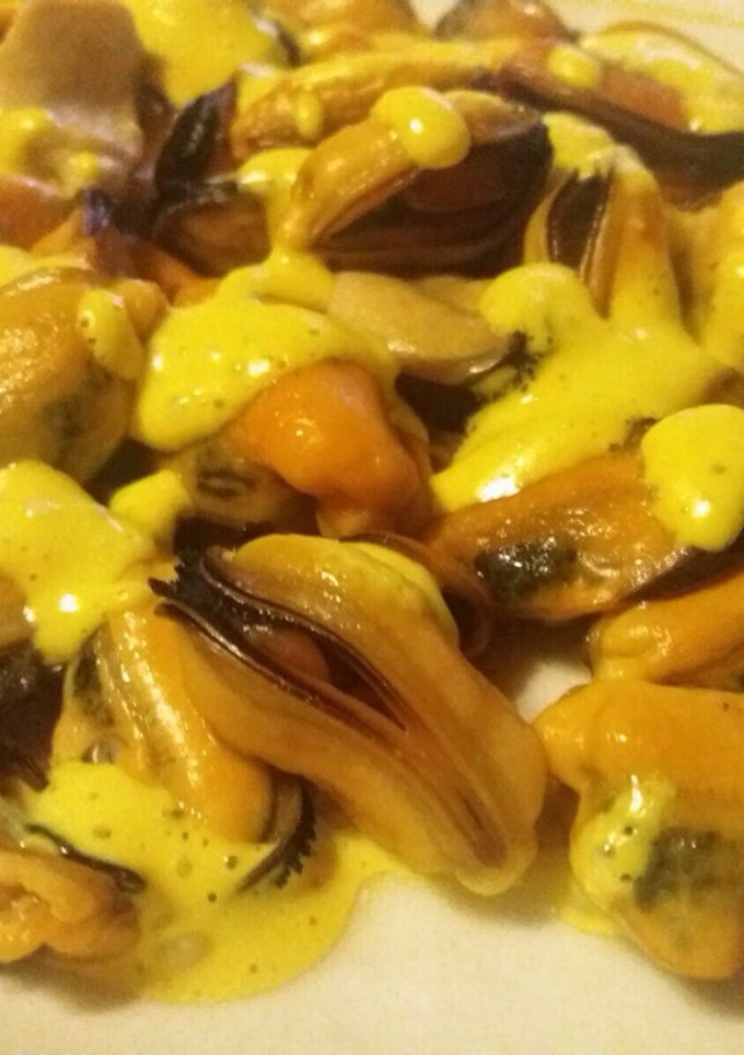 Una foto de Mejillones con mayonesa de cúrcuma