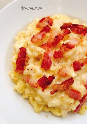 Hình của món Mỳ sốt kem và thịt nguội bacon.