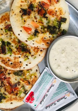 મીની ઉત્તપમ (Mini Uttapam Recipe In Gujarati) રેસીપી મુખ્ય ફોટો
