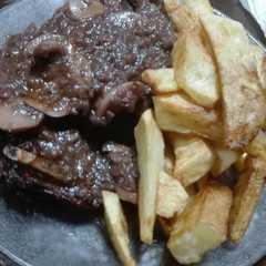 Una foto de Costillas de cordero ahumadas con salsa de malbec