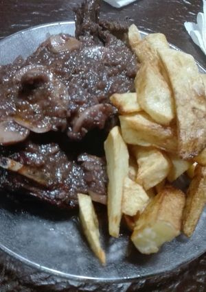Una foto de Costillas de cordero ahumadas con salsa de malbec