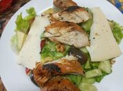 Una foto de ensalada césar