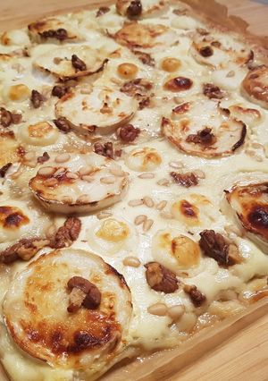 Une photo de Pizza chèvre miel pignon et mozzarella