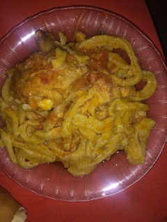 Una foto de Fideos caseros con salsa de pollo. 🐔 😋🍝