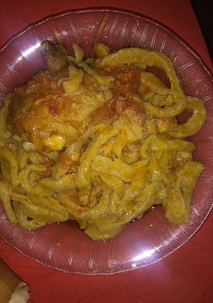 Una foto de Fideos caseros con salsa de pollo. 🐔 😋🍝