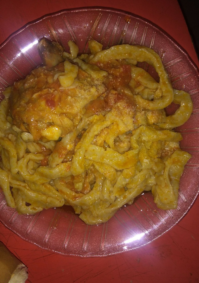 Una foto de Fideos caseros con salsa de pollo. 🐔 😋🍝