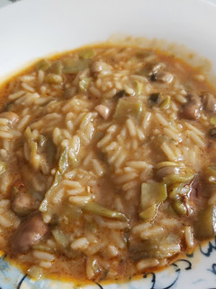 Una foto de Arroz con habitas y sus cáscaras