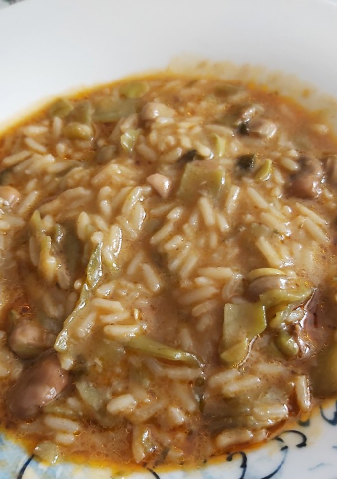 Una foto de Arroz con habitas y sus cáscaras