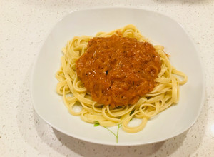 Una foto de Tallarines con salsa de cebollas caramelizadas y mozzarella