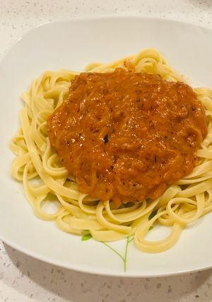 Una foto de Tallarines con salsa de cebollas caramelizadas y mozzarella