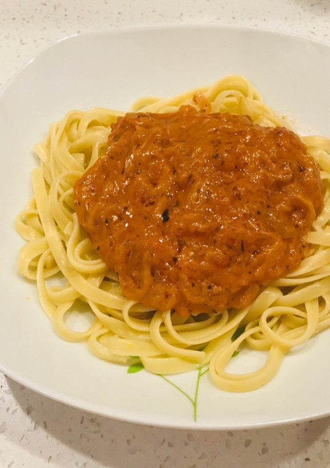 Una foto de Tallarines con salsa de cebollas caramelizadas y mozzarella