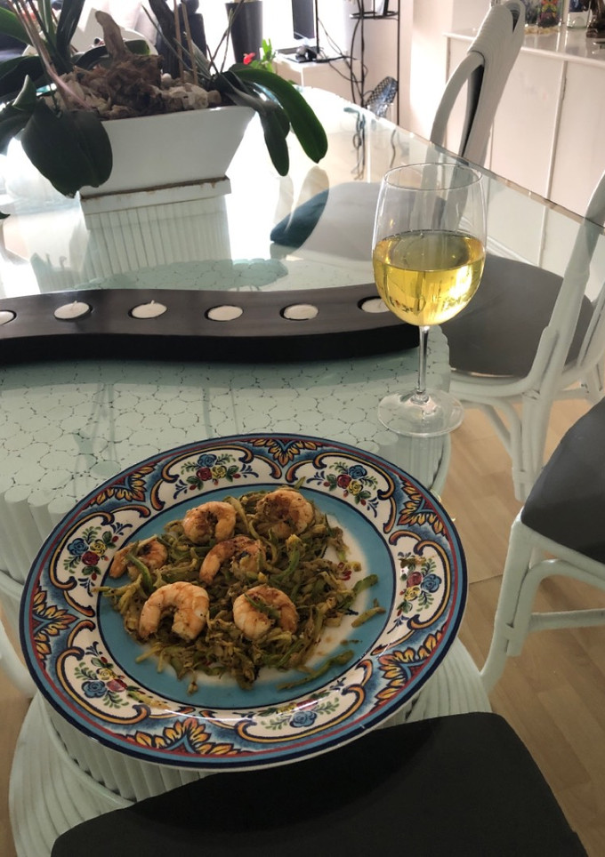 Una foto de Camarones al ajo y fideos de calabazas