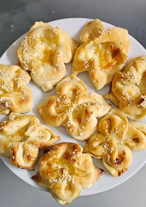 صورة لوصفة معجنات الجبنة والسمسم المقرمشة اللذيذة 😋😋