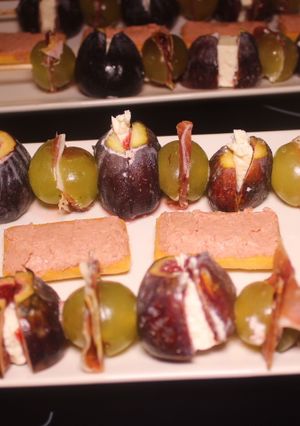 Una foto de Higos rellenos de queso con uvas rellenas de jamón