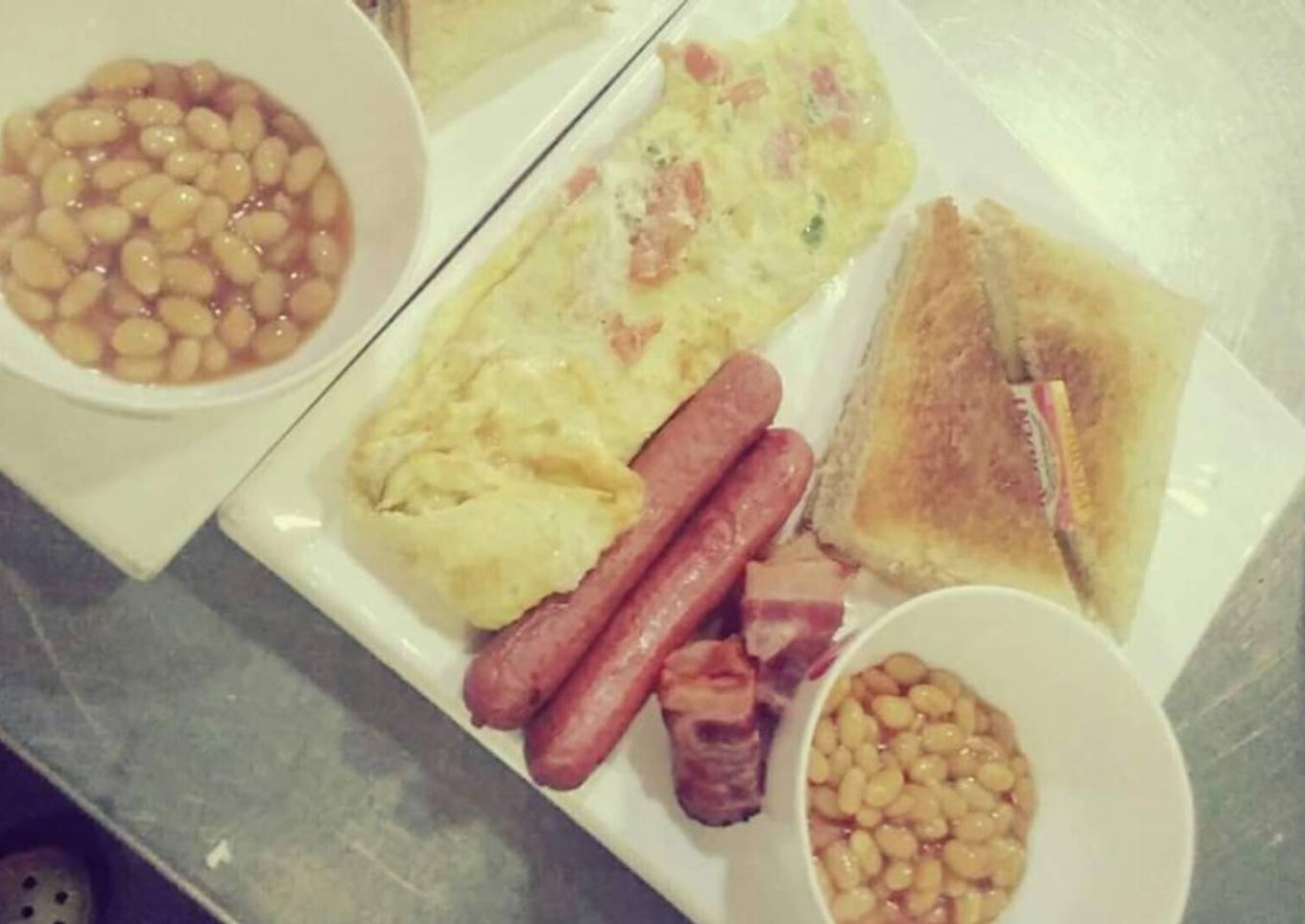 Omellete,sausages and baked beans