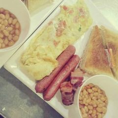 Omellete,sausages and baked beans A picture of Omellete,sausages and baked beans.
