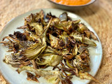 Chips de alcachofa con salsa estilo romesco