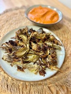 Una foto de Chips de alcachofa con salsa estilo romesco